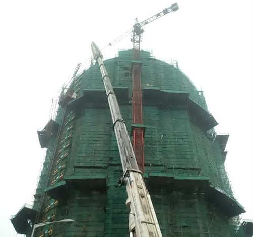安仁吊车在工地上作业